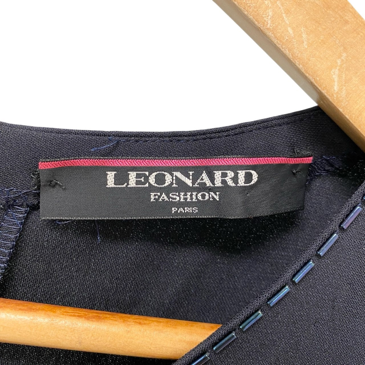 9b18 【美品】LEONARD レオナール ノースリーブブラウス Vネックカットソー トップス ブランドロゴ刺繍 ビーズ 0149550 LLサイズ ネイビー カンカン素材 レディースu02t