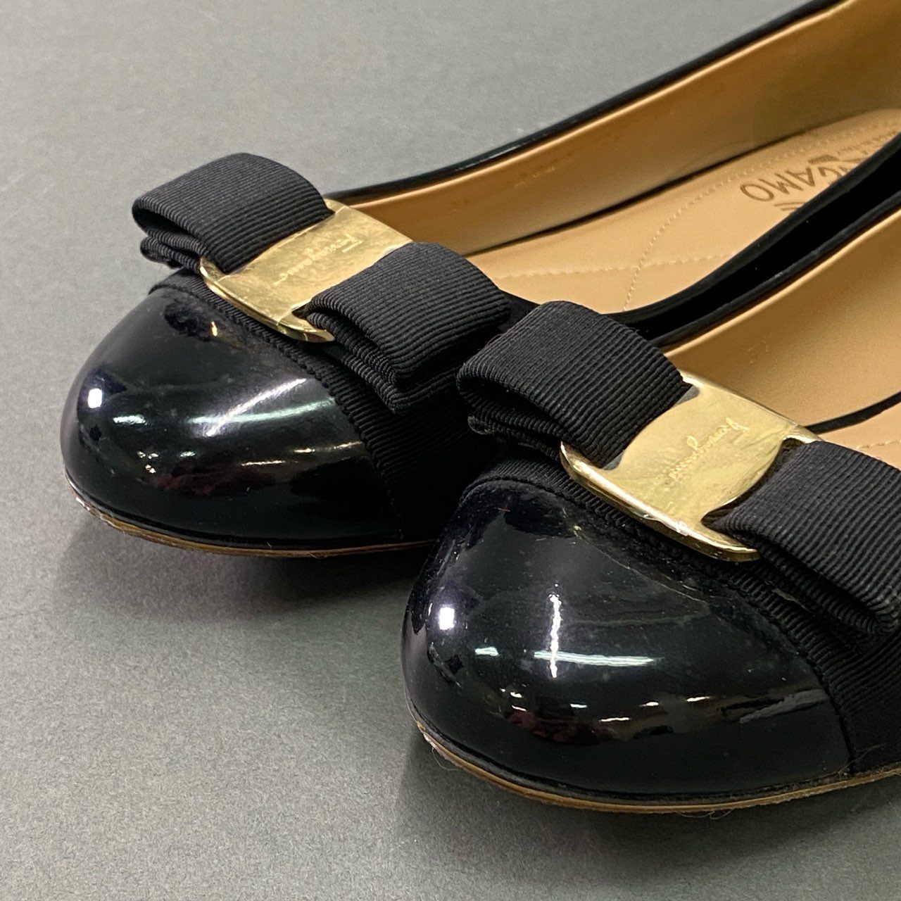 7b14 Salvatore Ferragamo サルヴァトーレ フェラガモ VARA ヴァラリボン エナメルフラットパンプス 6 1/2 ブラック パテントレザー スリッポン シューズ