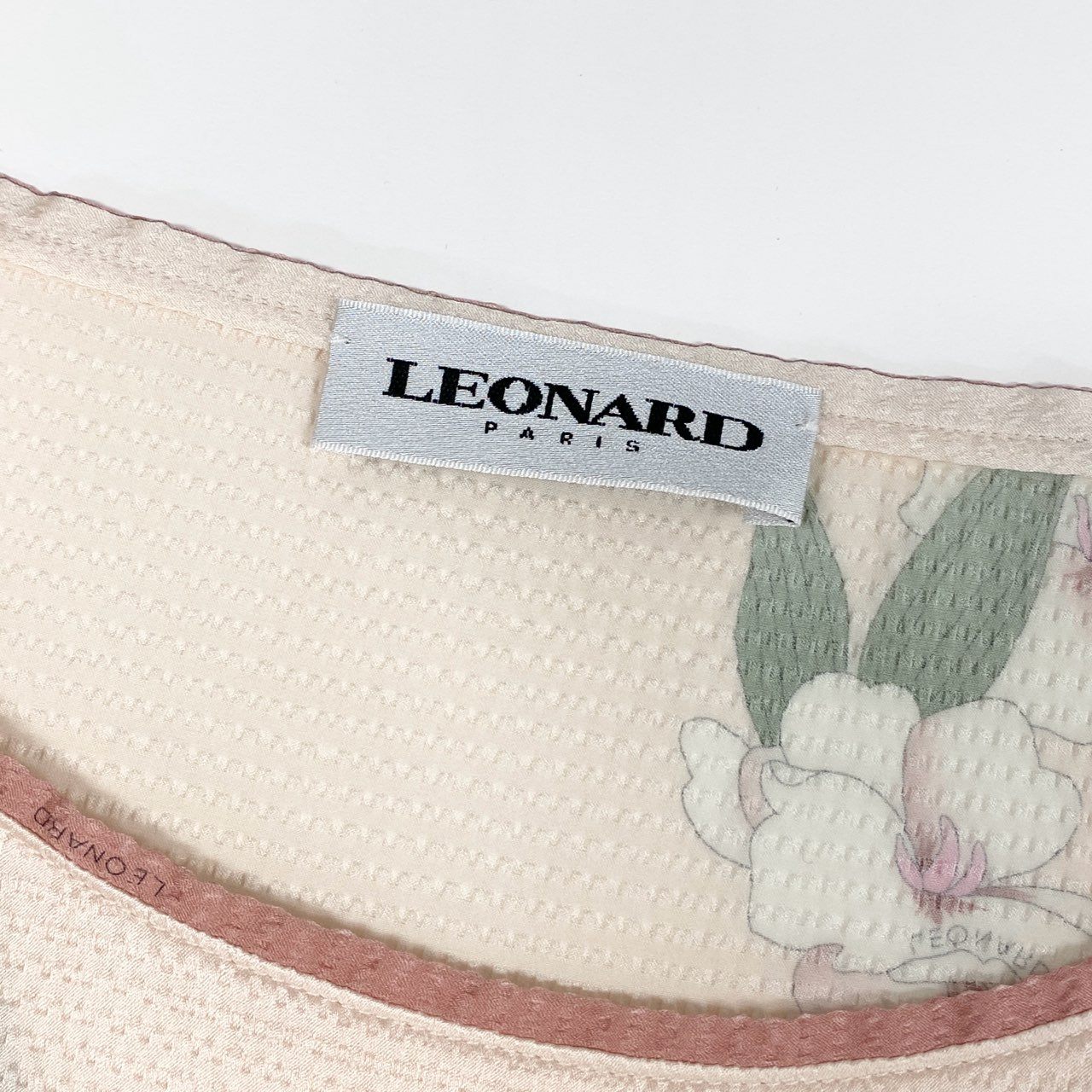 68d13 【美品】 LEONARD PARIS レオナール ロングスリーブ カットソー 美しい花柄プリント シルクブレンド トップス イタリア製 サイズ38 光沢 薄ピンク レディース 女性用u02t