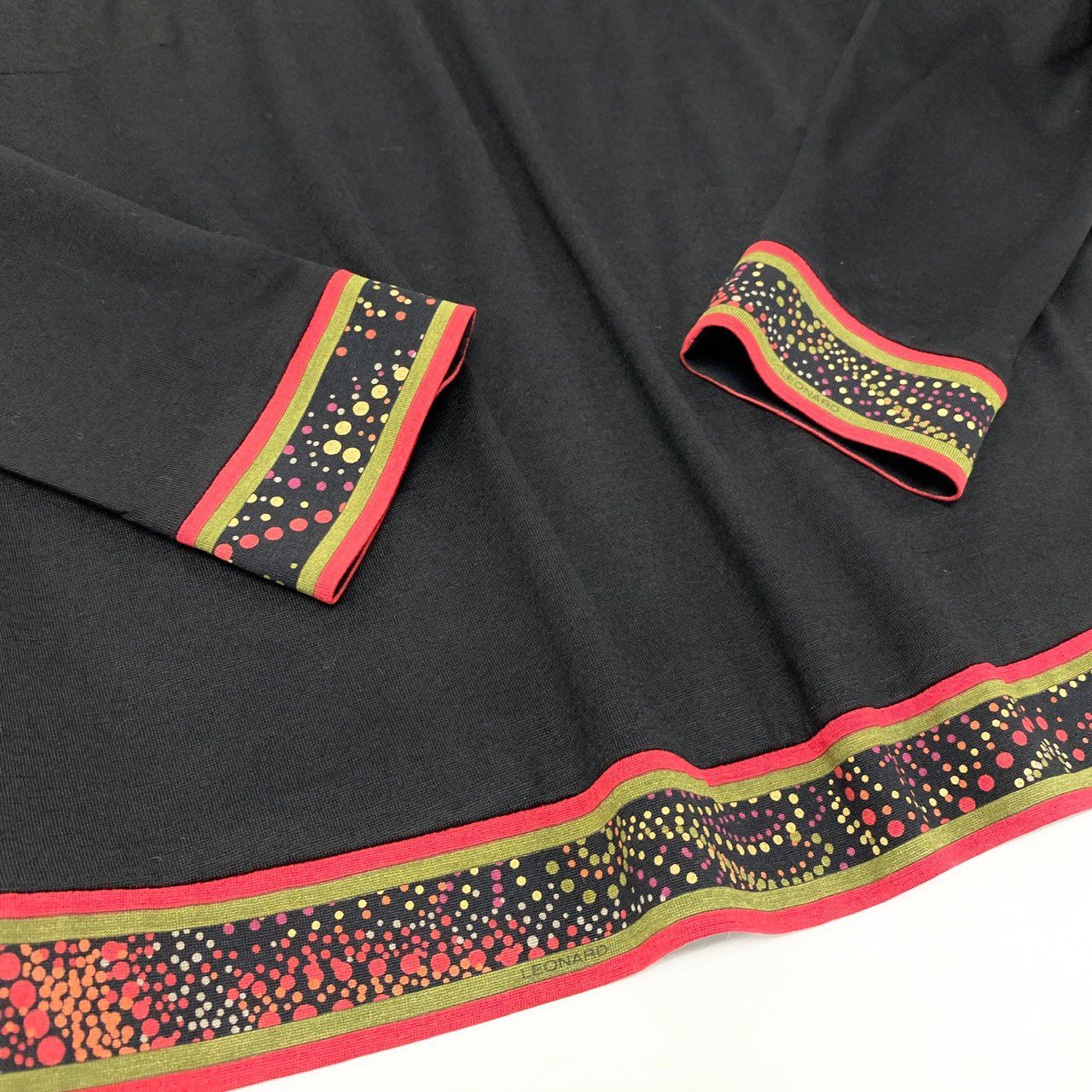 79k21 LEONARD FASHION レオナール 長袖Tシャツ クルーネック カットソー 切替プリント ウールシルク レディース 女性用 Ｍ ブラックu02t