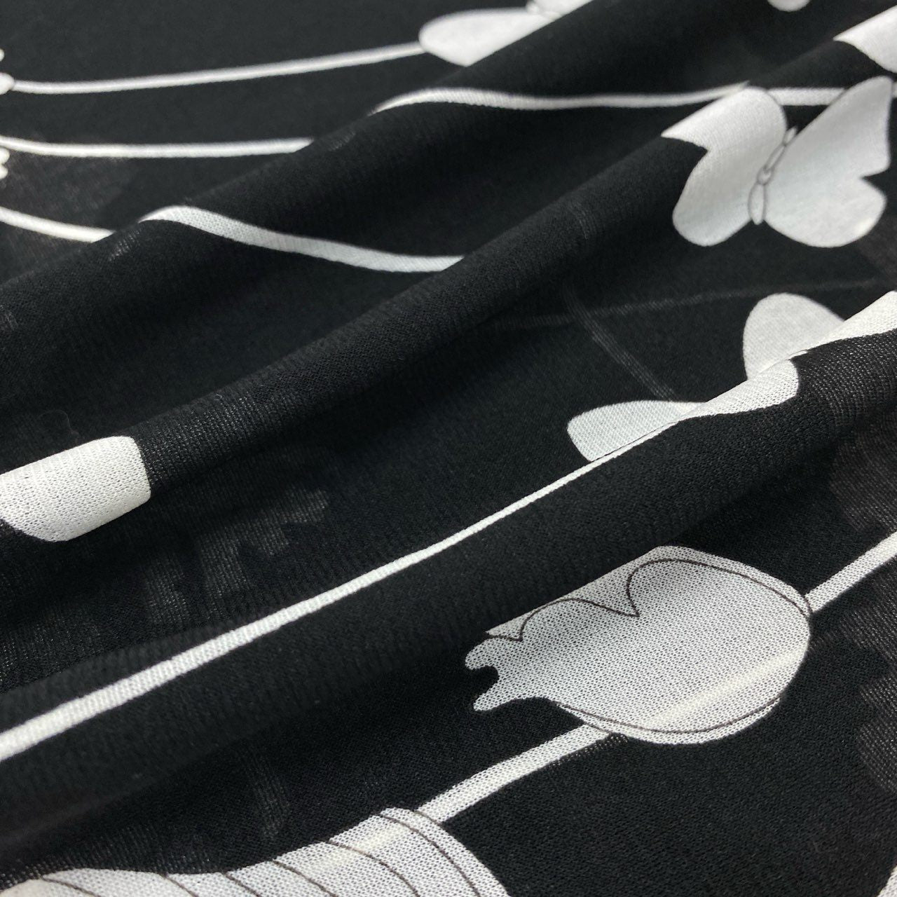 38k16【美品】LEONARD レオナール 長袖カットソー カンカン素材 クルーネック 蝶々 花柄 0199523 LLサイズ ブラック ホワイト レディースu02t