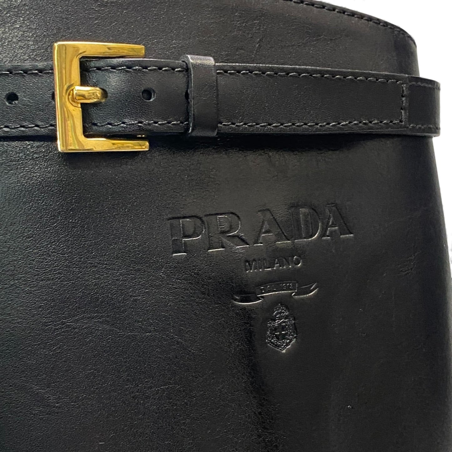 L11 PRADA プラダ バックルストラップ付 型押しロゴ ロングブーツ サイズ38 ブラック レザー レディース 靴 ミドルブーツk02i