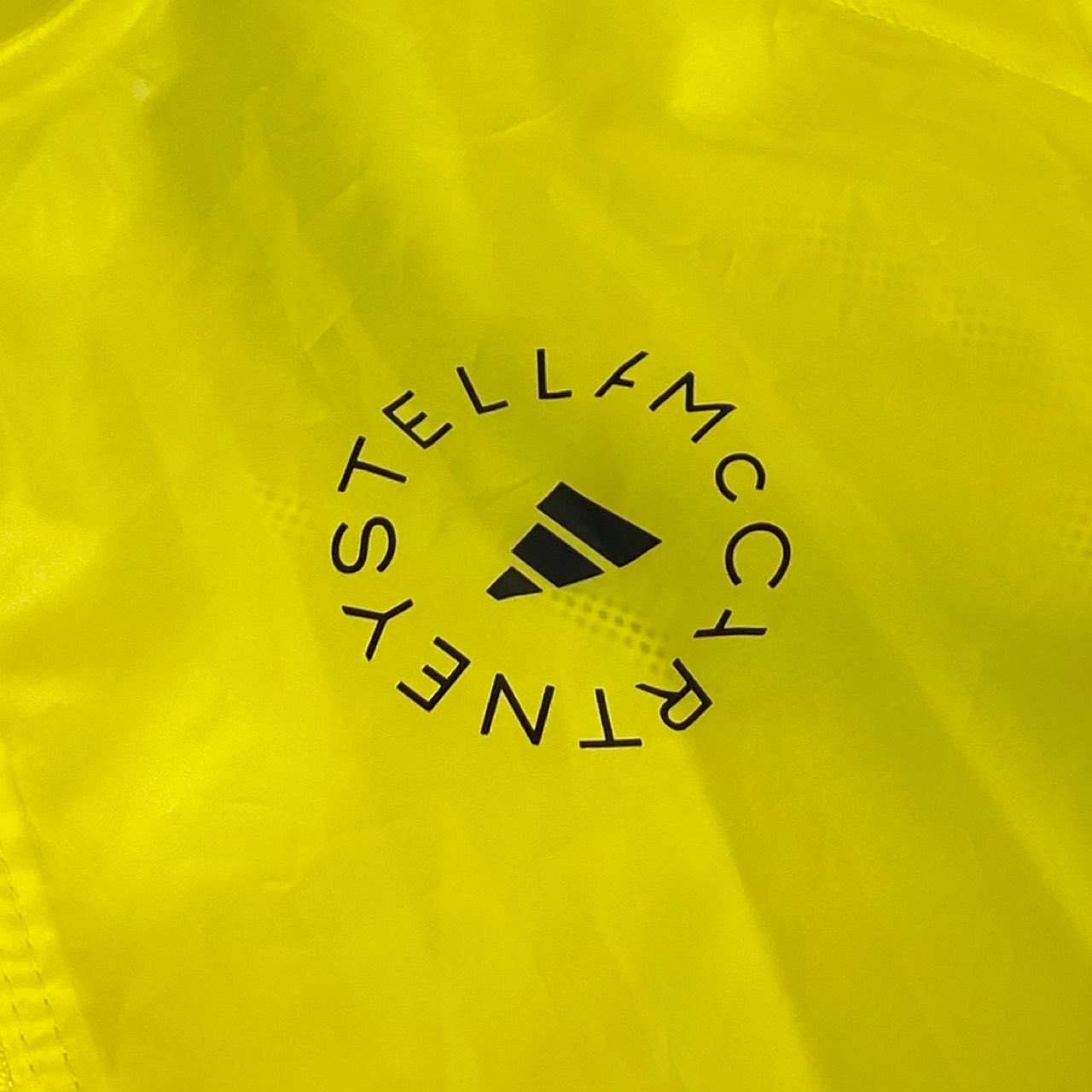 78i10《未使用品》タグ付 adidas by Stella McCartney アディダス ステラマッカートニー TruePace ランニングジャケット ロゴプリント 軽量 リフレクター HS8197 Mサイズ イエロー レディースo07t