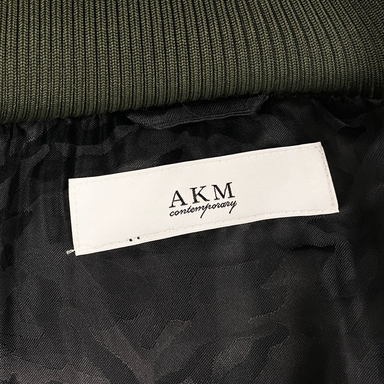 65l14【美品】AKM エイケイエム コンテンポラリー スタンドネック レイヤード ダウンジャケット アウター  Mサイズ カーキ メンズo07t