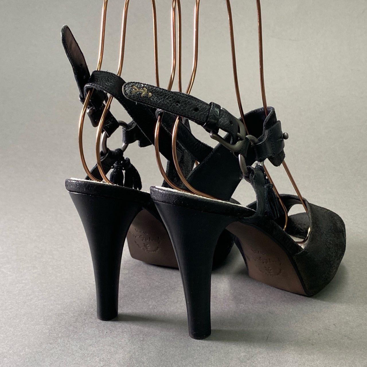 4d16 定価￥85.800 HENRY BEGUELIN ヘンリーべグリン SUEDE BAGBATO NERO スエード 濡れ加工 サンダル 37 1/2 ブラック レザー タッセル シューズ 夏