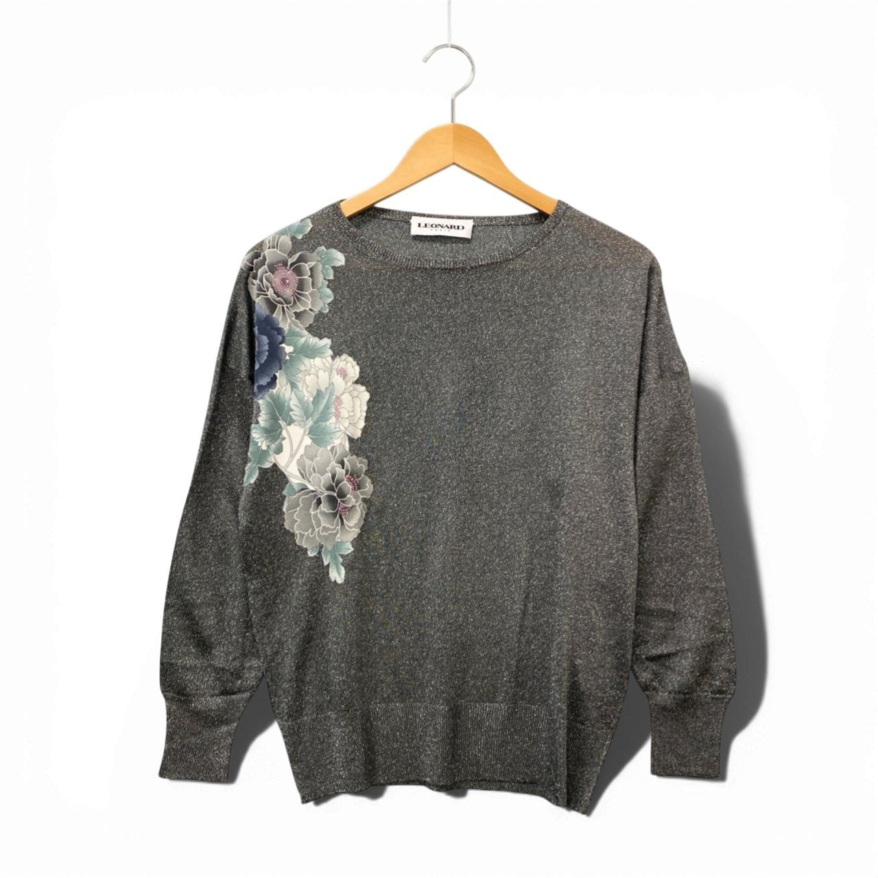 2b17 【極美品】LEONARD レオナール ロングスリーブラメニット 美しい花柄プリント トップス 0497794 Mサイズ グレー レディース 女性用u02t