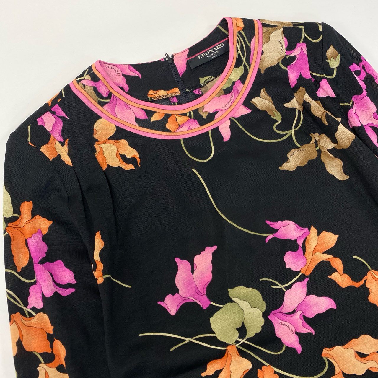 19k10 LEONARD レオナール 長袖カットソー クルーネック 花柄 トップス 0389144 Mサイズ ブラック レディースu02t