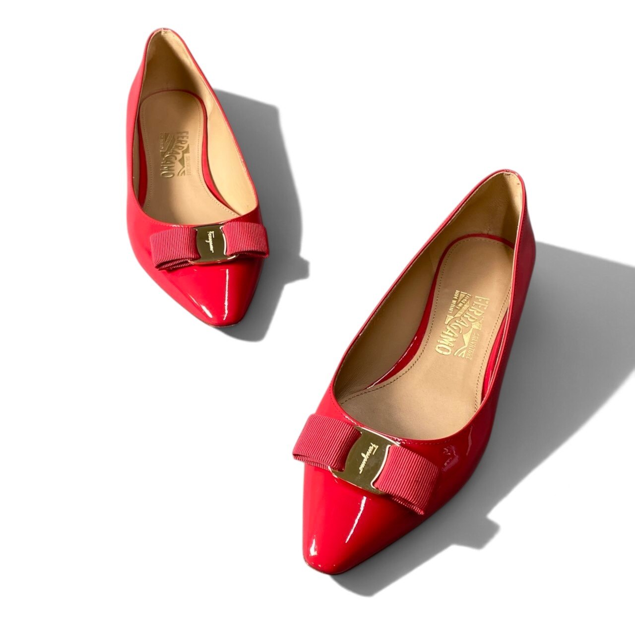 1i7 Salvatore Ferragamo サルヴァトーレフェラガモ ヴァラリボン パンプス フラットシューズ 8.5 レッド パテントレザーu02t