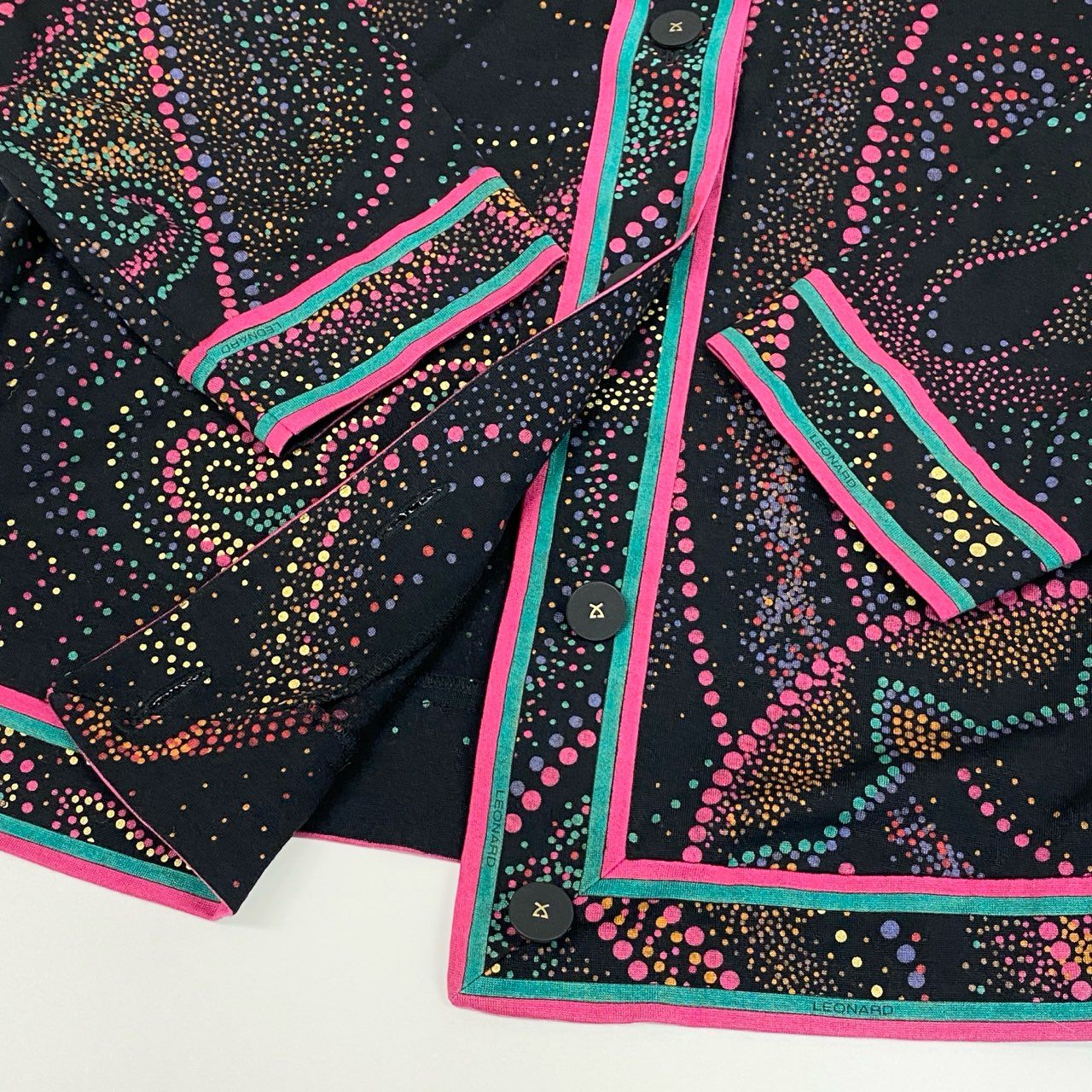 35a30 【美品】LEONARD レオナール 長袖カーディガン  トップスカットソー 総柄プリント 0349128 Lサイズ マルチカラー レディース 女性用o07t