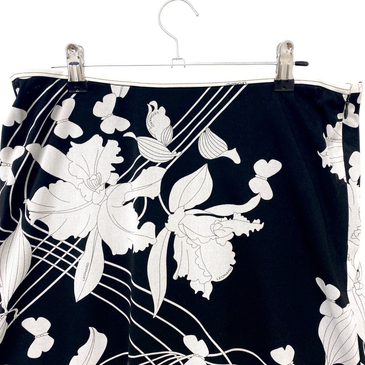 73c13 LEONARD レオナール カンカン素材 美しい花柄プリント フレアスカート 膝丈スカート 73 モノトーン レディースu02t