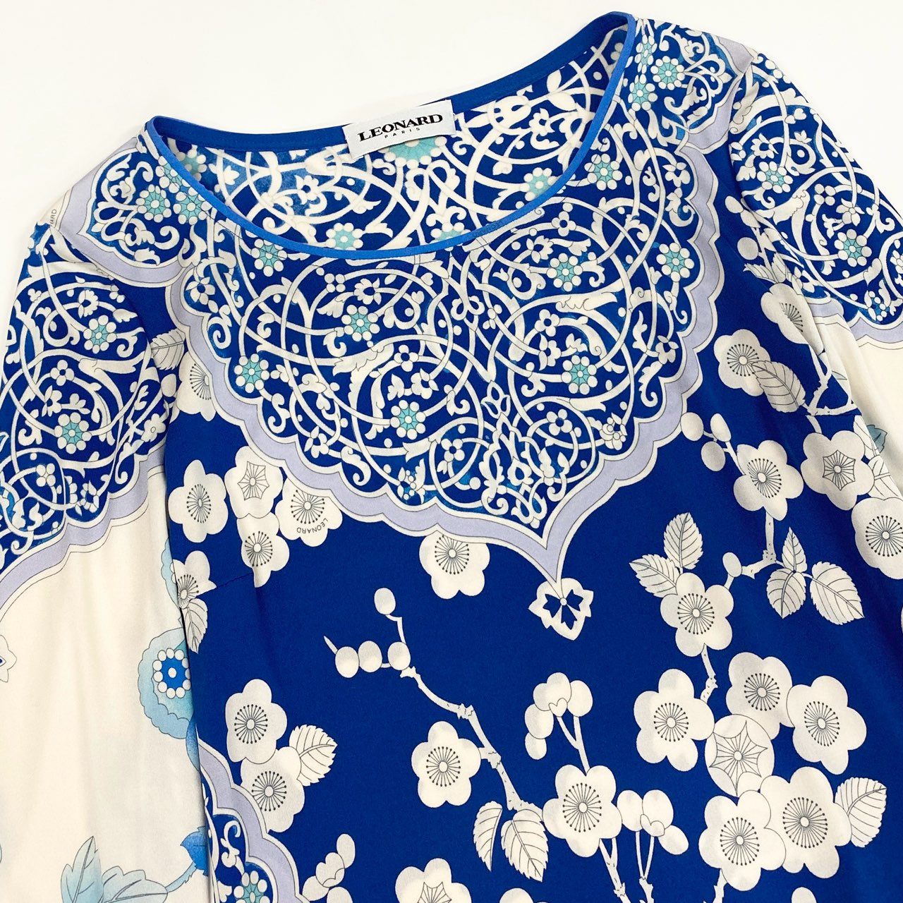 56d13 LEONARD PARIS レオナール ロングスリーブカットソー 美しい花柄プリント ボートネック トップス イタリア製 サイズ40 ブルー ホワイト シルク100％ レディース 女性用u02t