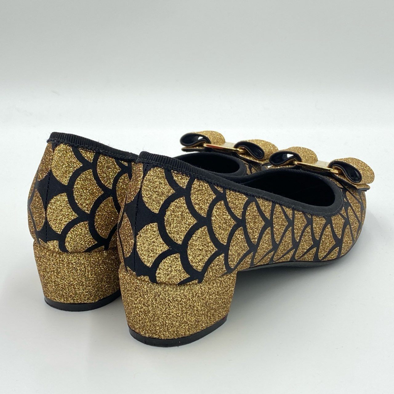5h29《美品》 Salvatore Ferragamo サルヴァトーレフェラガモ VARA MER ヴァラリボン グリッターパンプス 5 ゴールド ブラック ラメ シューズ 希少モデル 箱 保存袋付属t18r