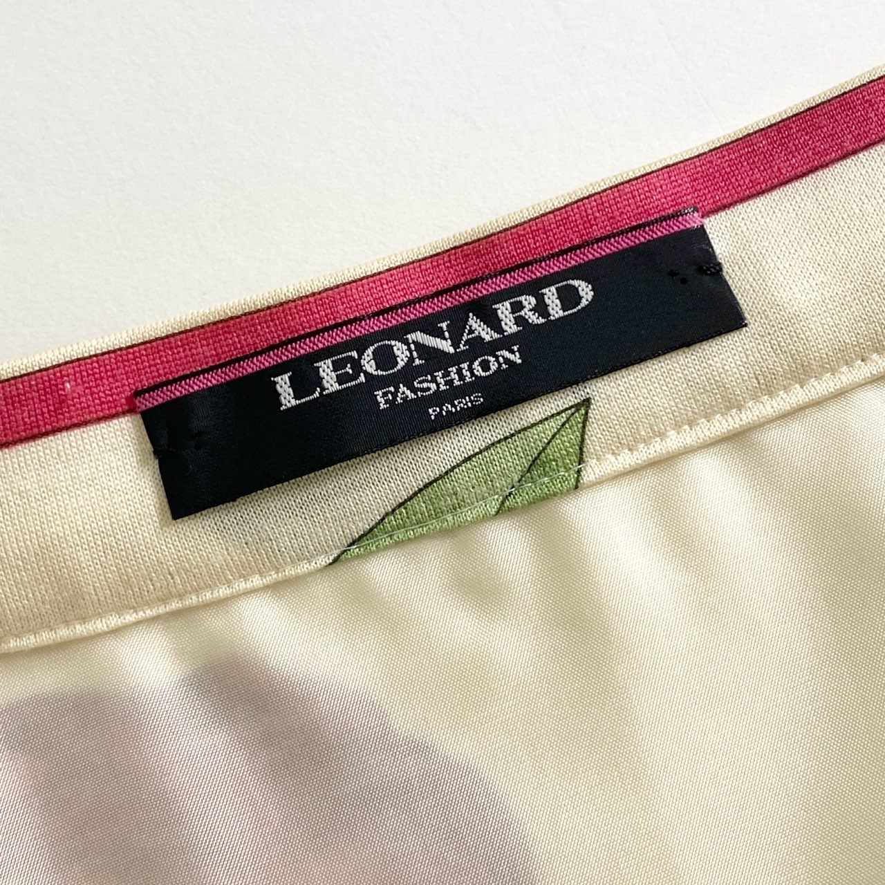 37e26-16 LEONARD レオナール 美しい花柄プリント 花柄スカート 膝丈スカート タイトスカート サイズ70 マルチカラー ウールシルク レディース 日本製