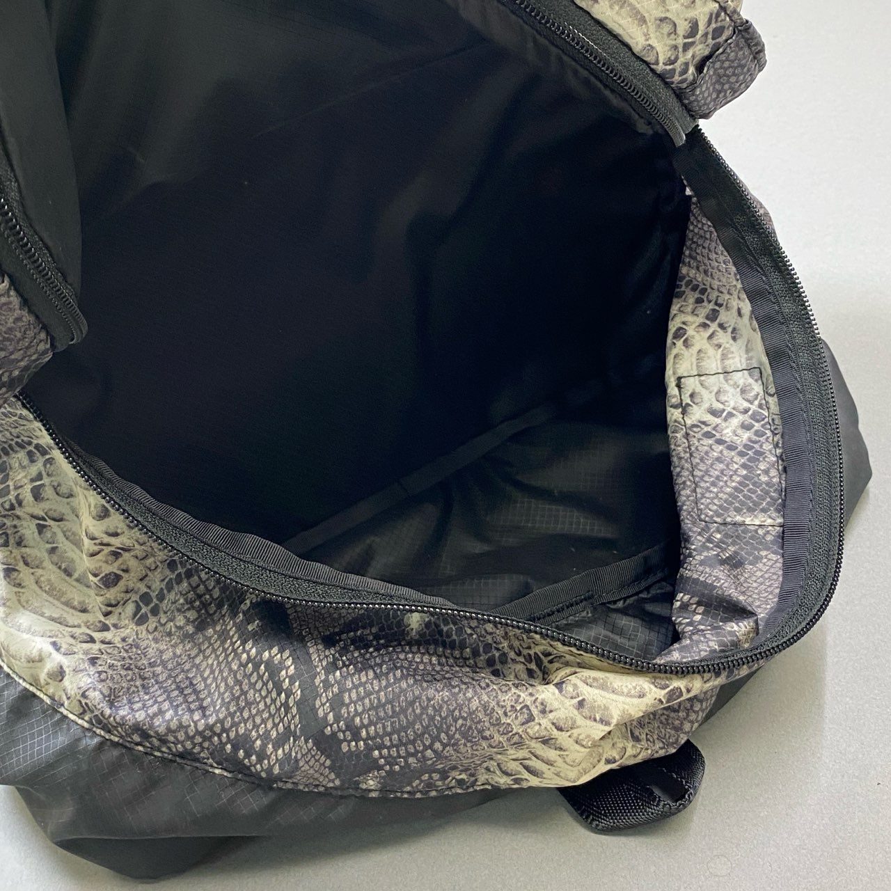 Bi18 Supreme シュプリーム × THE NORTH FACE ノースフェイス スネークスキン リュックサック グレー ブラック パイソンプリント ヘビ柄 ライトウェイトデイパック カバンt18r