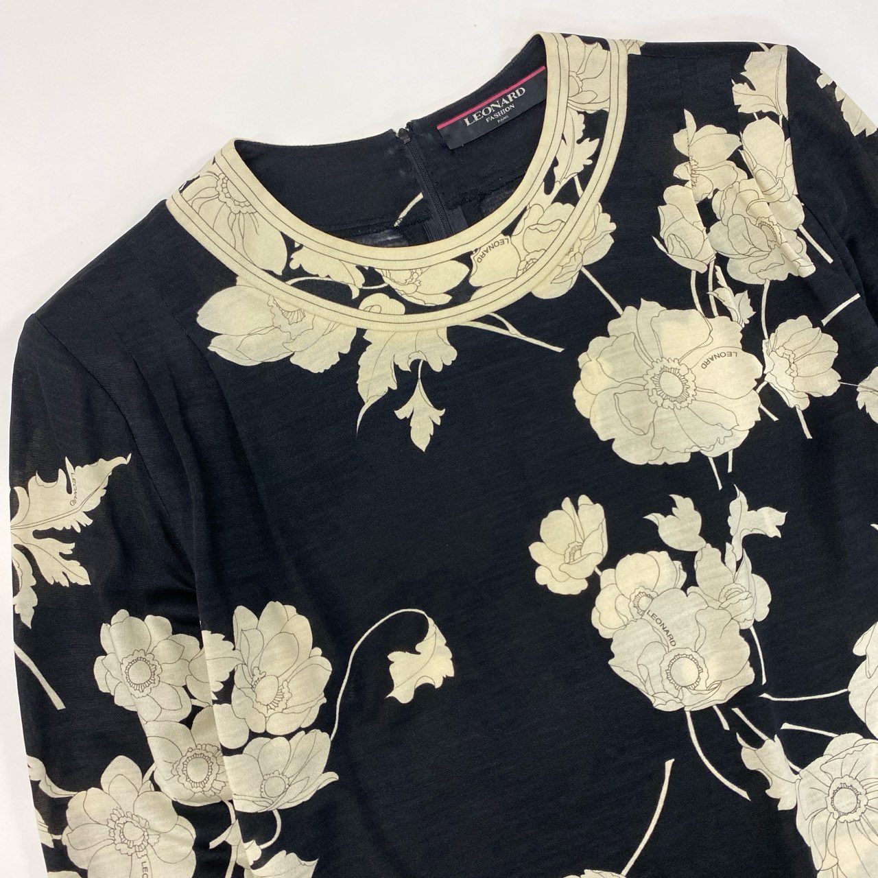 19k10 LEONARD レオナール 長袖カットソー クルーネック 花柄 0389991 Mサイズ ブラック アイボリー レディースu02t
