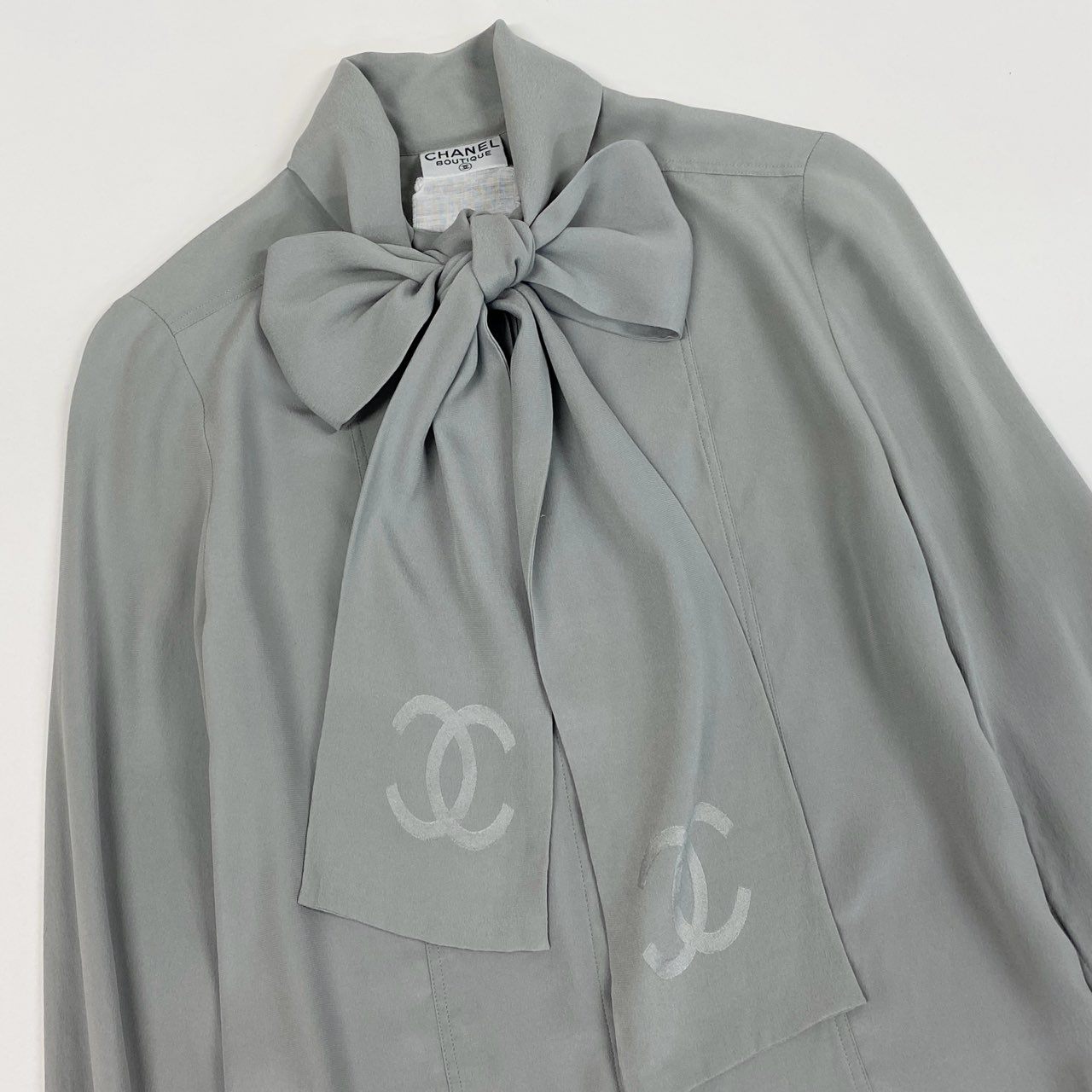 b26 CHANEL ヴィンテージ シャネル 90s ココマーク デカココ ボウタイブラウス シルクブラウス M相当 グレー シルク レディース トップスta1
