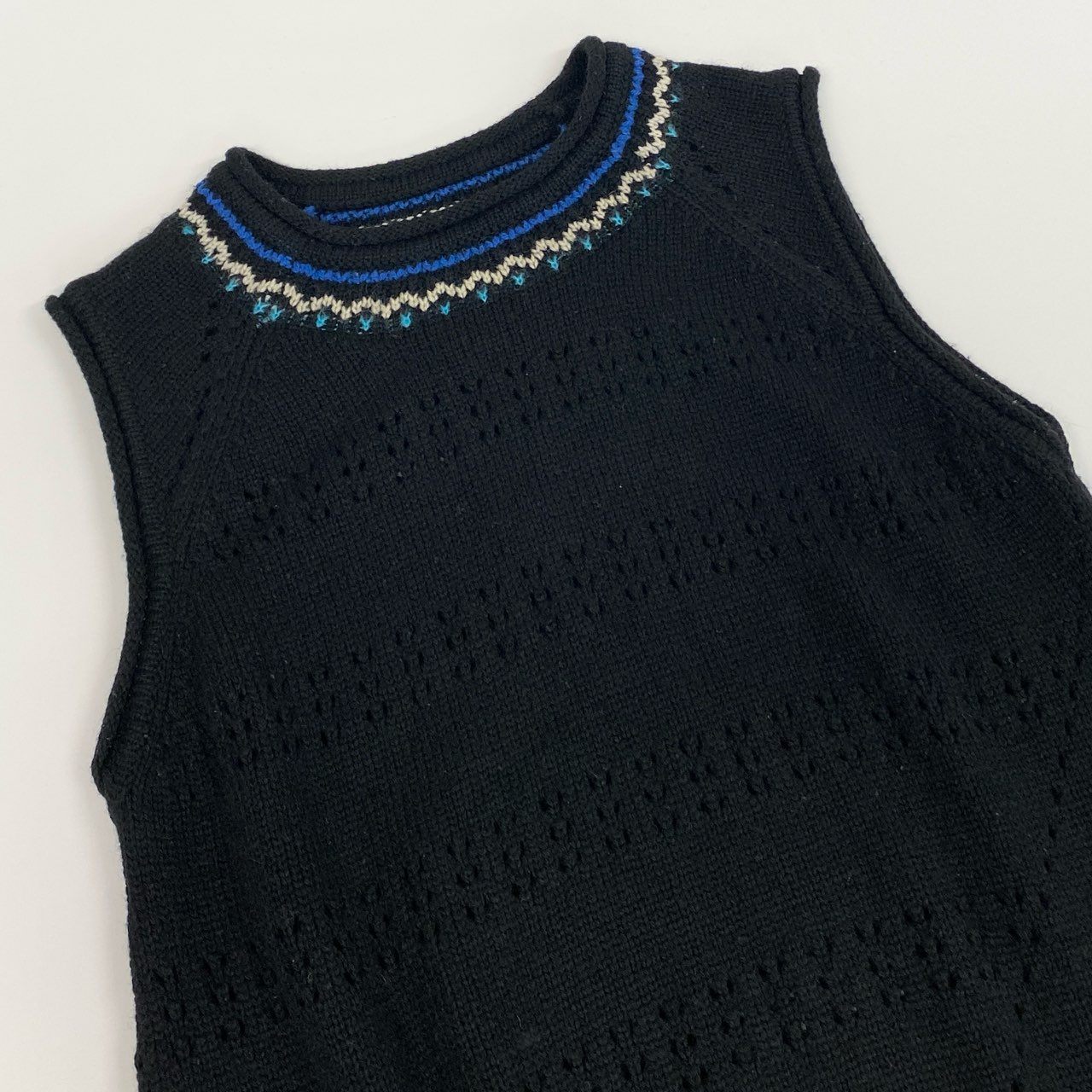 41k26 TOKUKO 1er VOL トクコプルミエヴォル ノースリーブ ニットワンピース 膝丈 クロシェ編み レディース 女性用 9 ブラックu02t