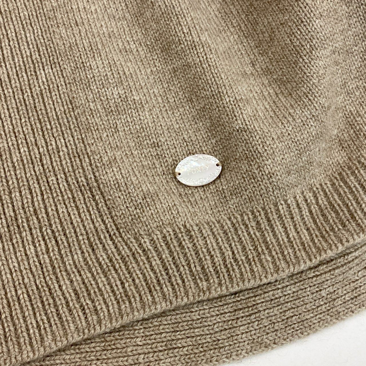 5L17【美品】FOXEY フォクシー ニットセーター フーディー ポンチョ ファー ロゴプレート トップス アウター ベージュ レディースk02i