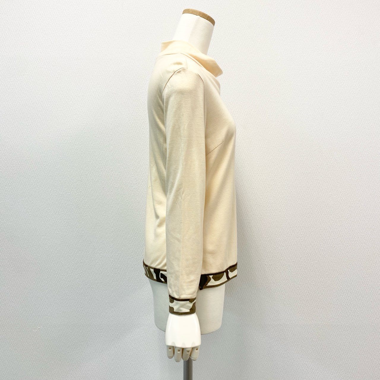 10i16 LEONARD レオナール ハイネックニット モックネック 長袖ニット 薄手 レディース 女性用 0568252 40 アイボリー ブラウンu02t
