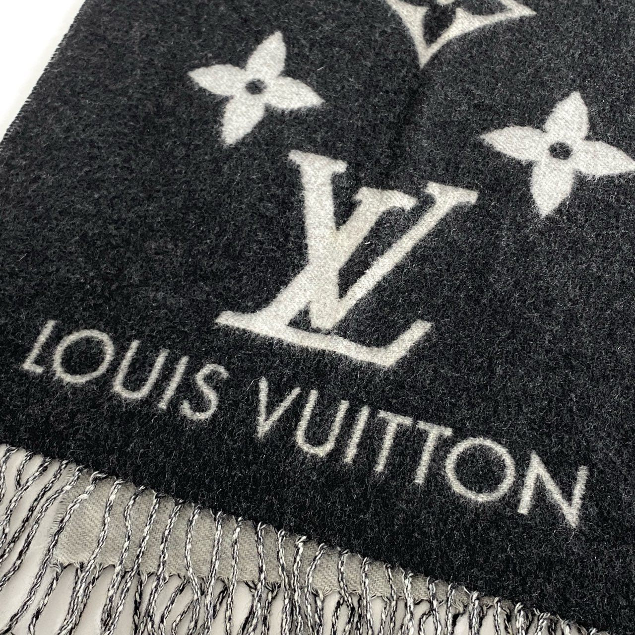 h30-3 スコットランド製 LOUIS VUITTON ルイヴィトン モノグラム 総カシミア マフラー ストール 小物 グレー×ブラック カシミヤ100％