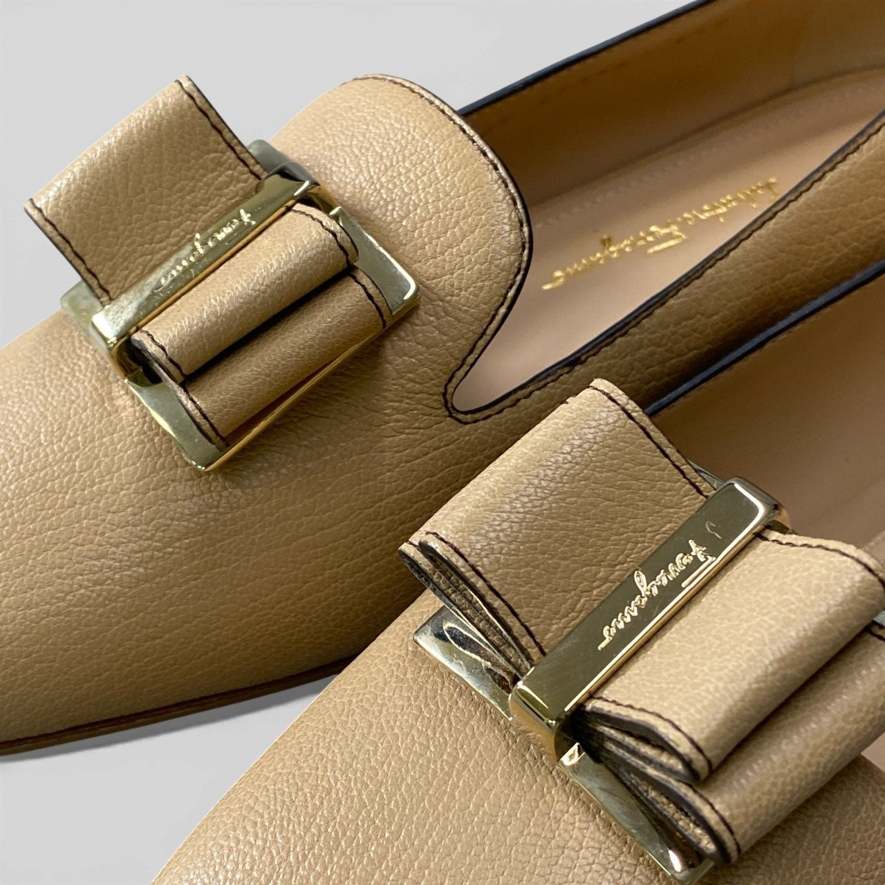 3b2【極美品】 Salvatore Ferragamo サルヴァトーレフェラガモ ヴァラリボン フラットシューズ スクエアトゥ レザー レディース 女性靴 6 1/2 ベージュ leatheru02t