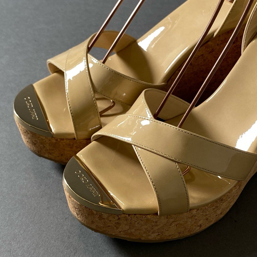 1h4 《美品》 JIMMY CHOO ジミーチュウ ウェッジソール エナメルサンダル 38 ベージュ シューズ イタリア製 メタルプレート