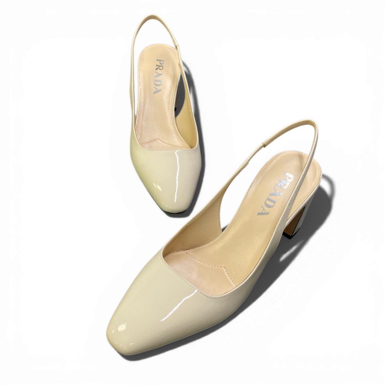 b26【極美品】PRADA プラダ スリングバック パンプス 三角プレート ロゴプレート サイズ1/2 アイボリー パテントレザー レディース 靴 シューズta1