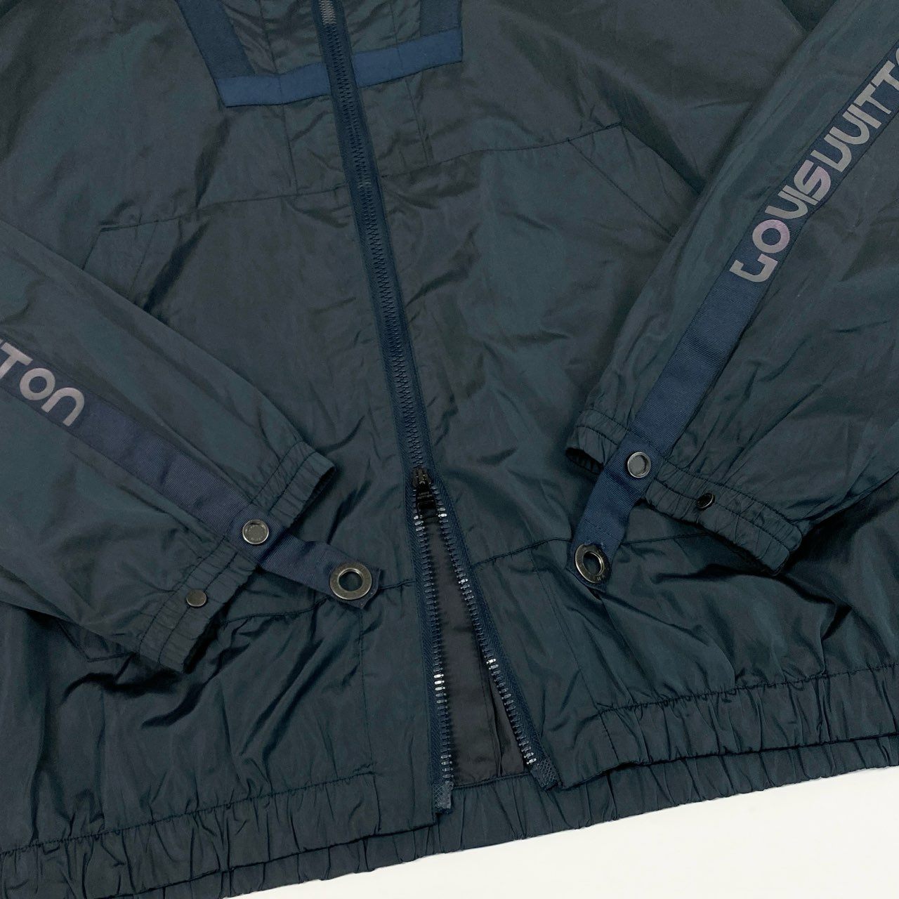 Mb9 LOUIS VUITTON ルイヴィトン 18ss テープロゴ ポケッタブル ナイロンブルゾン マウンテンパーカー 50 ネイビー系 メンズta1