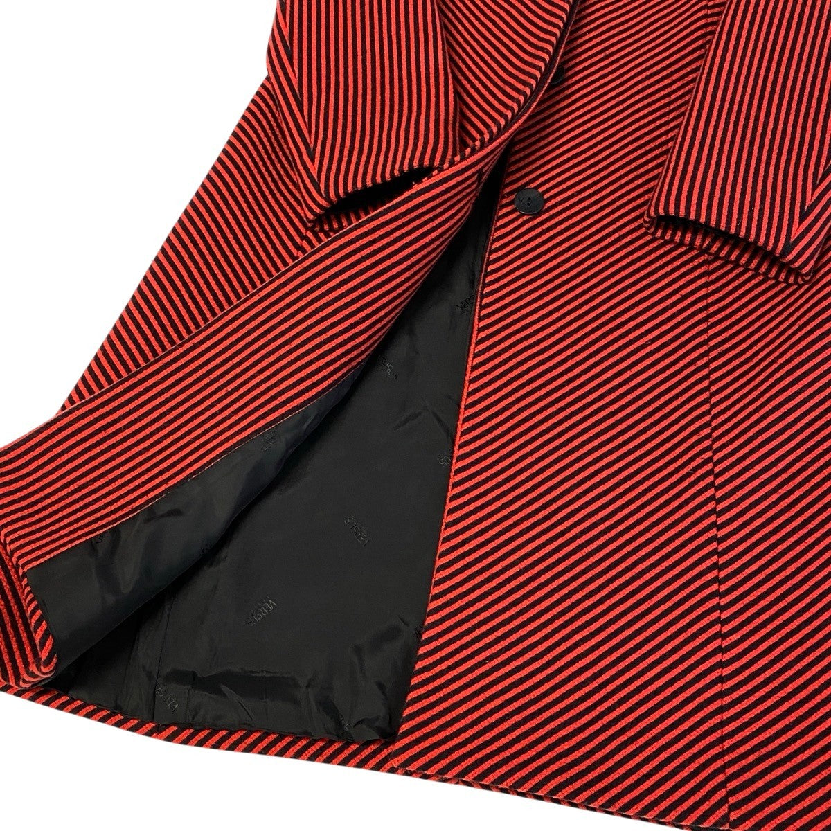 Ej23 【美品】 VERSUS VERSACE ヴェルサス ヴェルサーチ ファー付 スタンドカラーコート ストライプ柄 サイズ26/40 レッド ブラック レディースo07t