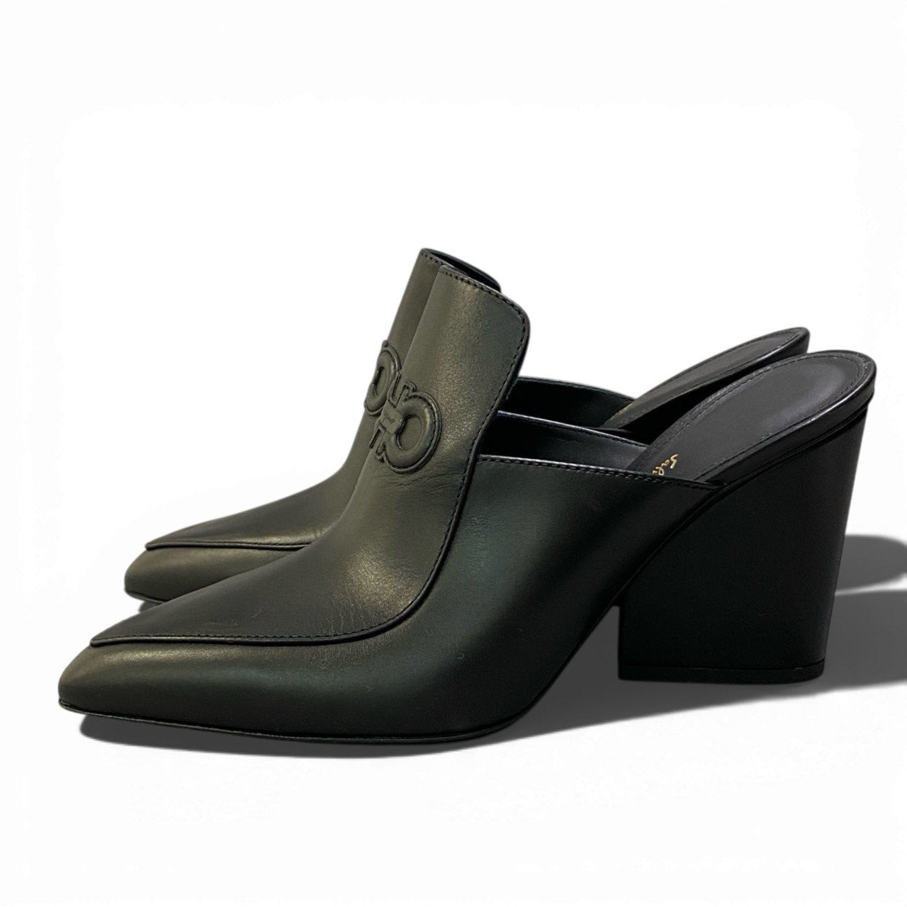 1b23 Salvatore Ferragam サルヴァトーレフェラガモ ガンチーニ ミュール ポインテッドトゥ チャンキーヒール ワンポイントロゴ レディース 女性靴 イタリア製 7 1/2 ブラック レザーu02t