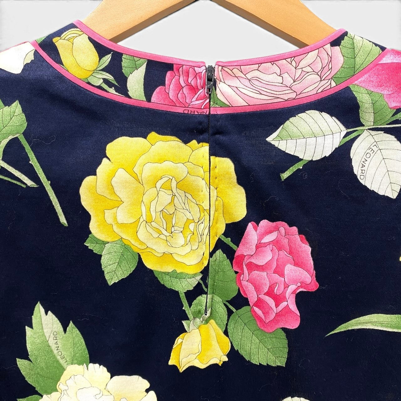 27f17 【美品】 LEONARD FASHION レオナール 半袖Tシャツ クルーネック カットソー 美しい花柄プリント サイズM ネイビー コットン100％ レディース 女性服u02t