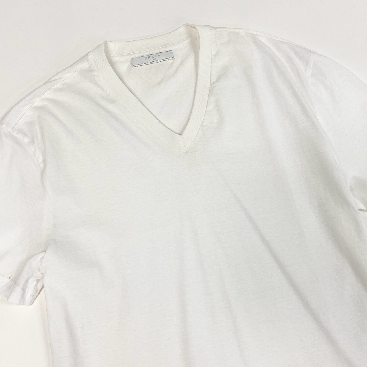 35a30 PRADA プラダ 半袖Tシャツ VネックTシャツ 三角ロゴ カットソー トップス Sサイズ ホワイト コットン100％ メンズ 男性用o07t