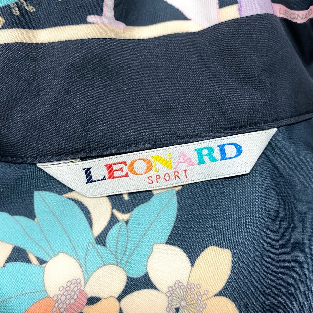 31b6 【極美品】LEONARD SPORT レオナール スポーツ ロングスリーブジャケット 美しい花柄プリント フード収納可 ロゴ 総柄 0555150 40サイズ ブラック ポリエステル100％ レディース 女性用u02t