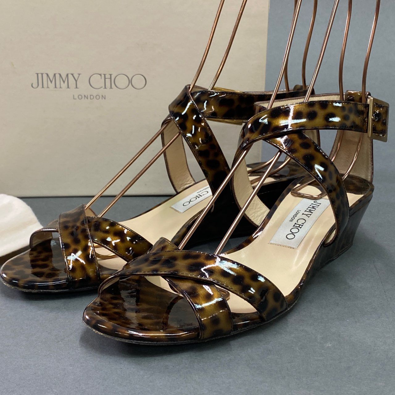 5a10 《美品》 JIMMY CHOO ジミーチュウ レオパードプリント エナメルサンダル 37 1/2 ブラウン パテントレザー イタリア製 ゴールド金具 シューズ 夏