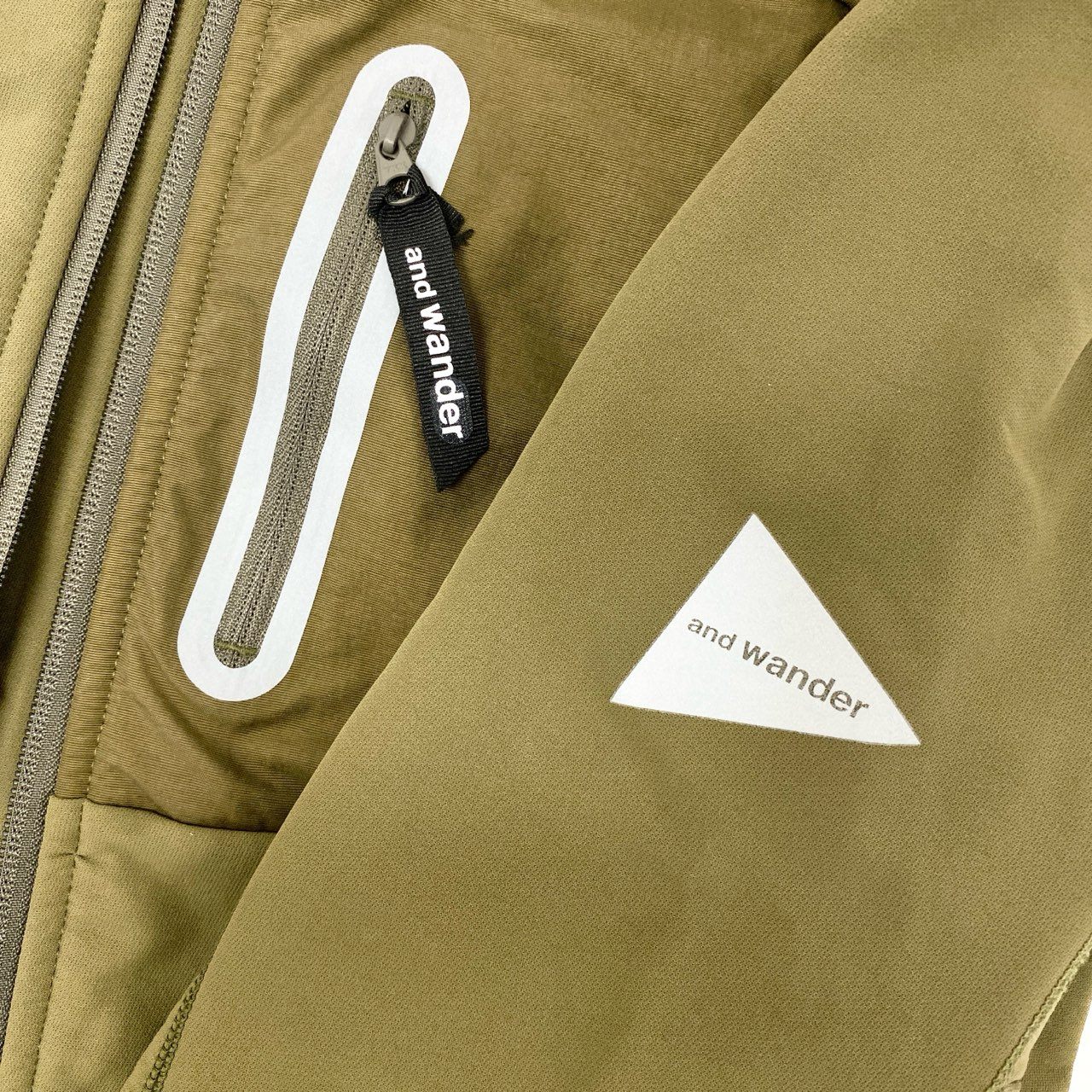 77i26 《美品》 and wander アンドワンダー Stretch Shell Jacket ストレッチシェルジャケット マウンテンパーカー 574-2221303 M カーキ アウトドア トレッキング 撥水t18r