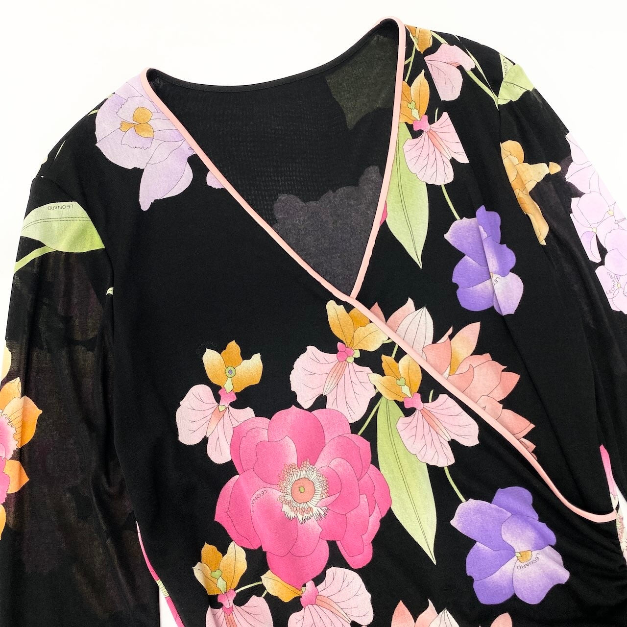 26e8 【美品】 LEONARD FASHION レオナール フロントクロス ロングスリーブ カットソー 美しい花柄プリント カンカン素材 シアースリーブ サイズM ブラック レディース 女性用u02t