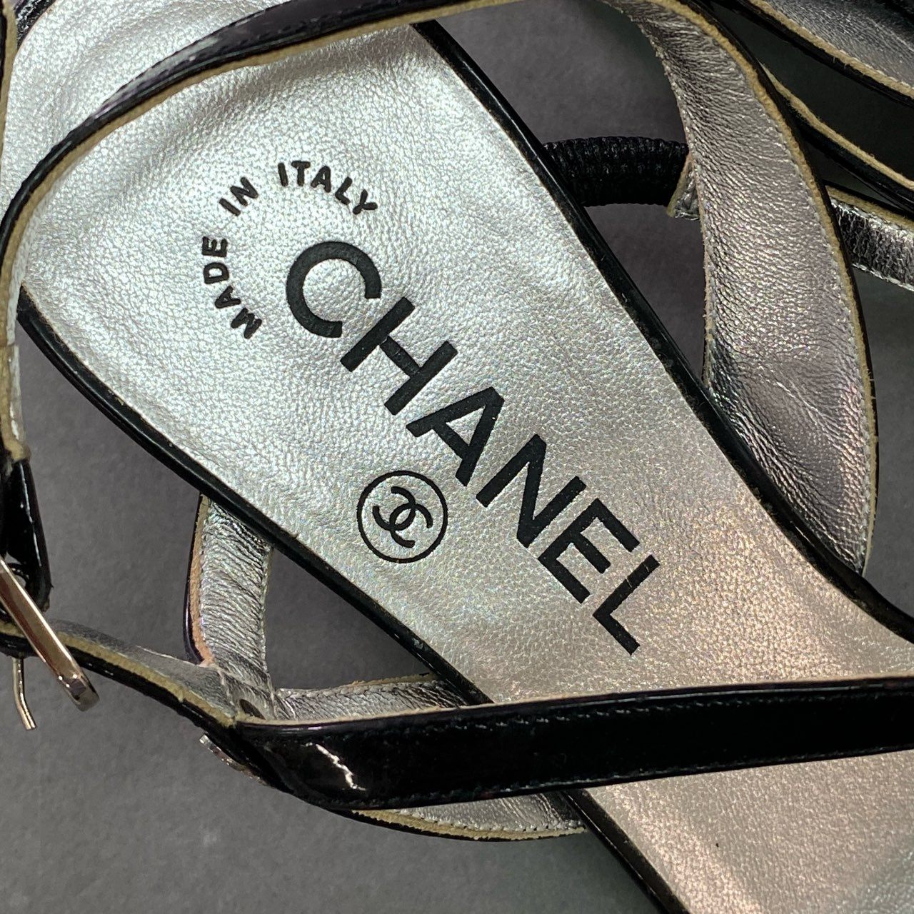 7b12 CHANEL シャネル アンクルストラップ ヒールサンダル チャンキーヒール ココマーク イタリア製 レディース 36 1/2 ブラック エナメル