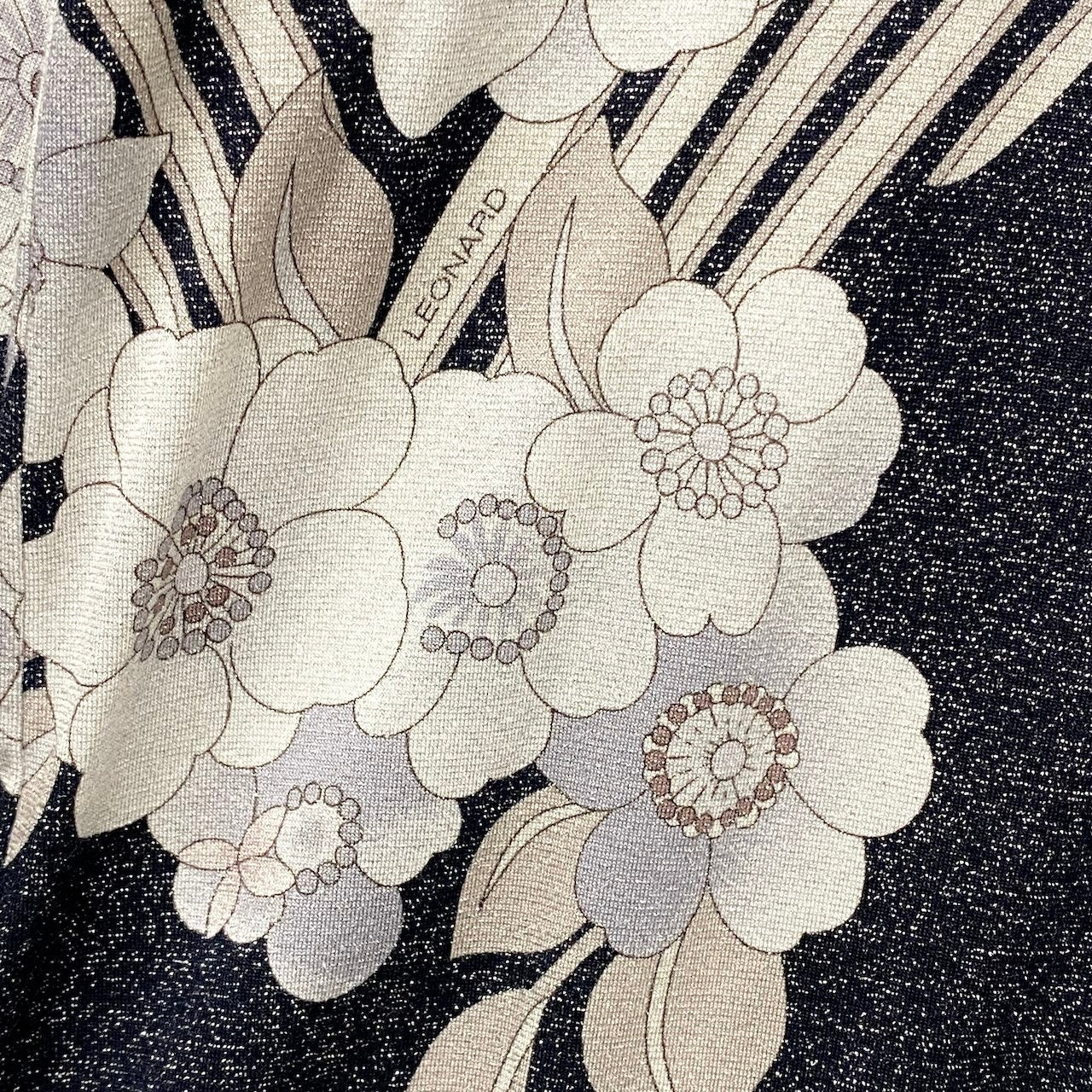 49f17 LEONARD FASHION レオナール ハイネック ロングスリーブカットソー 美しい花柄プリント ラメ糸 ストレッチ サイズM ブラック系 レディース 女性服u02t