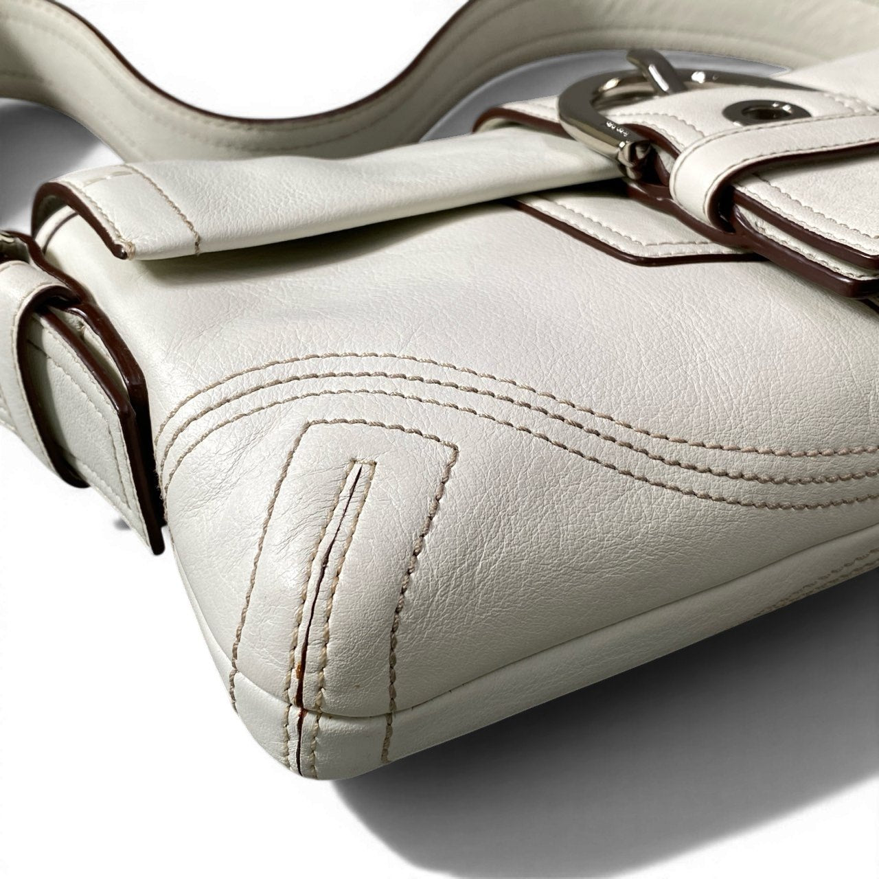 d9 《美品》 COACH コーチ ソーホー ワンショルダーバッグ Soho Smail Flap Bag 8A05 ホワイト レザー カバンt18r
