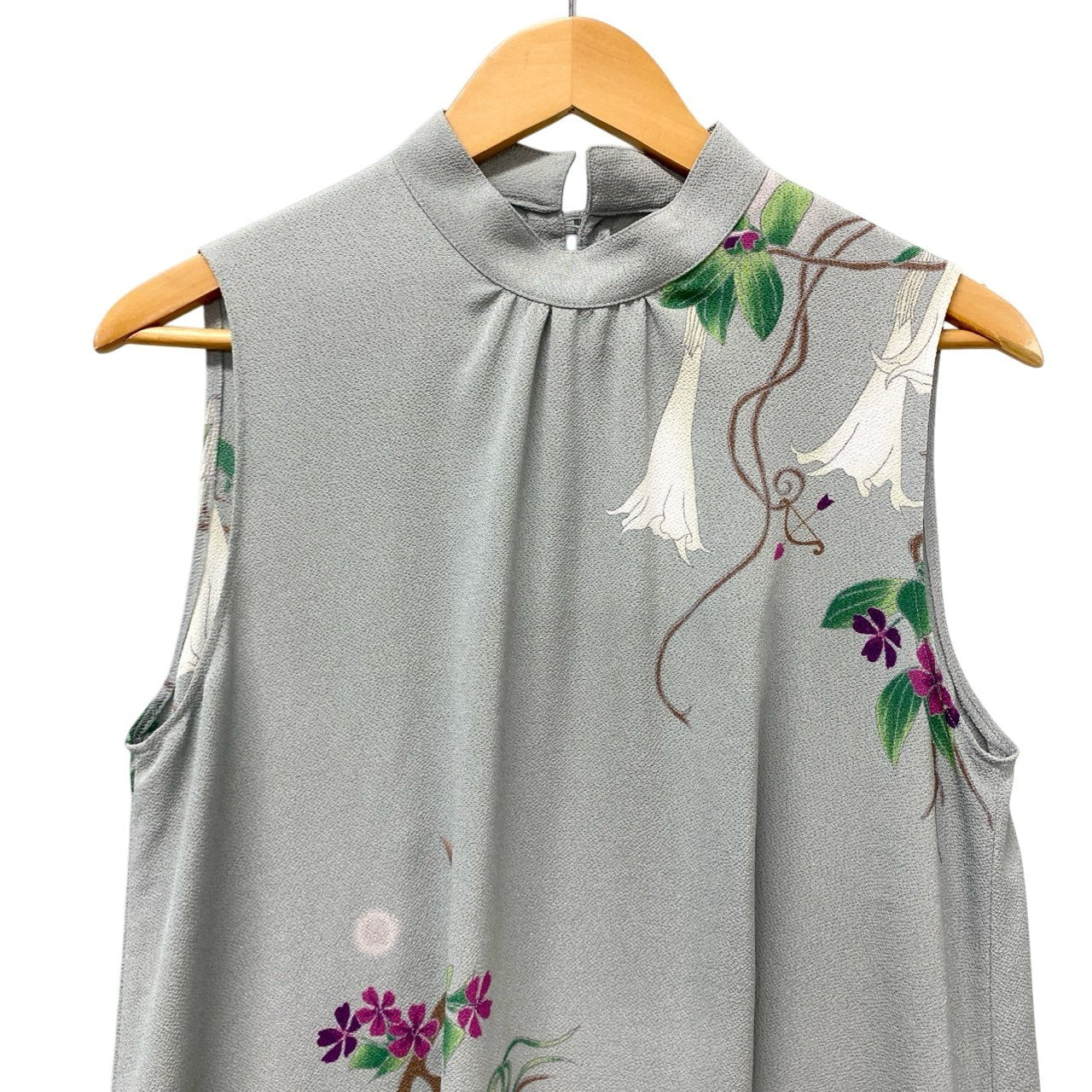 5c3 【美品】 SHISENDO TOMO COLLECTION 詩仙堂 ノースリーブワンピース 花柄プリント ハイネック ちりめん レディース 女性服 ライトグレー ポリエステル100％u02t