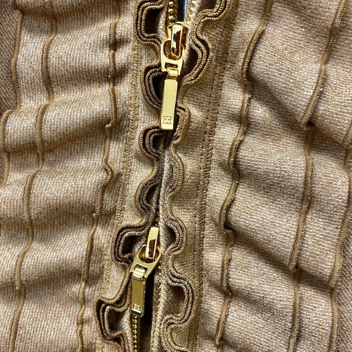 82f16 ESCADA エスカーダ セットアップスカート フォーマルスーツ フリルジャケット 膝丈スカート カシミヤ混 サイズ36 ベージュ レディース 女性用u02t