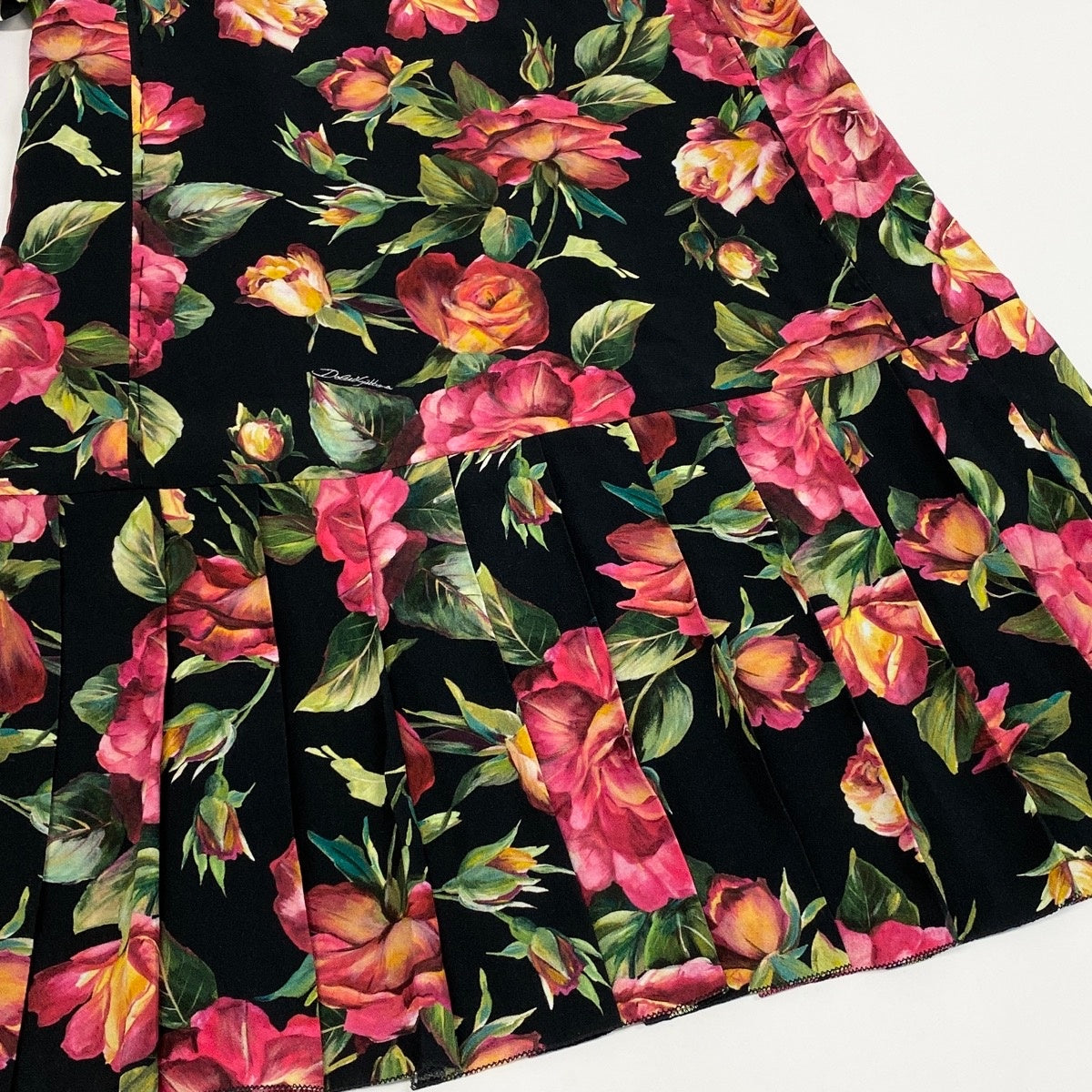 79g1 DOLCE&GABBANA ドルチェアンドガッバーナ ローズプリント 半袖ワンピース プリーツ切替 花柄 装飾ボタン ドレスワンピース サイズ36 ブラック レディースu02t