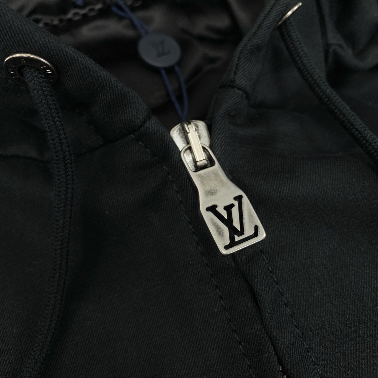 53Ⅼ2 LOUIS VUITTON ルイヴィトン 24SS ダミエ エンボスレザー ミックスレザーフードブルゾン スタジャン サイズ52 ブラック メンズ 男性用 アウター レザージャケットk02i