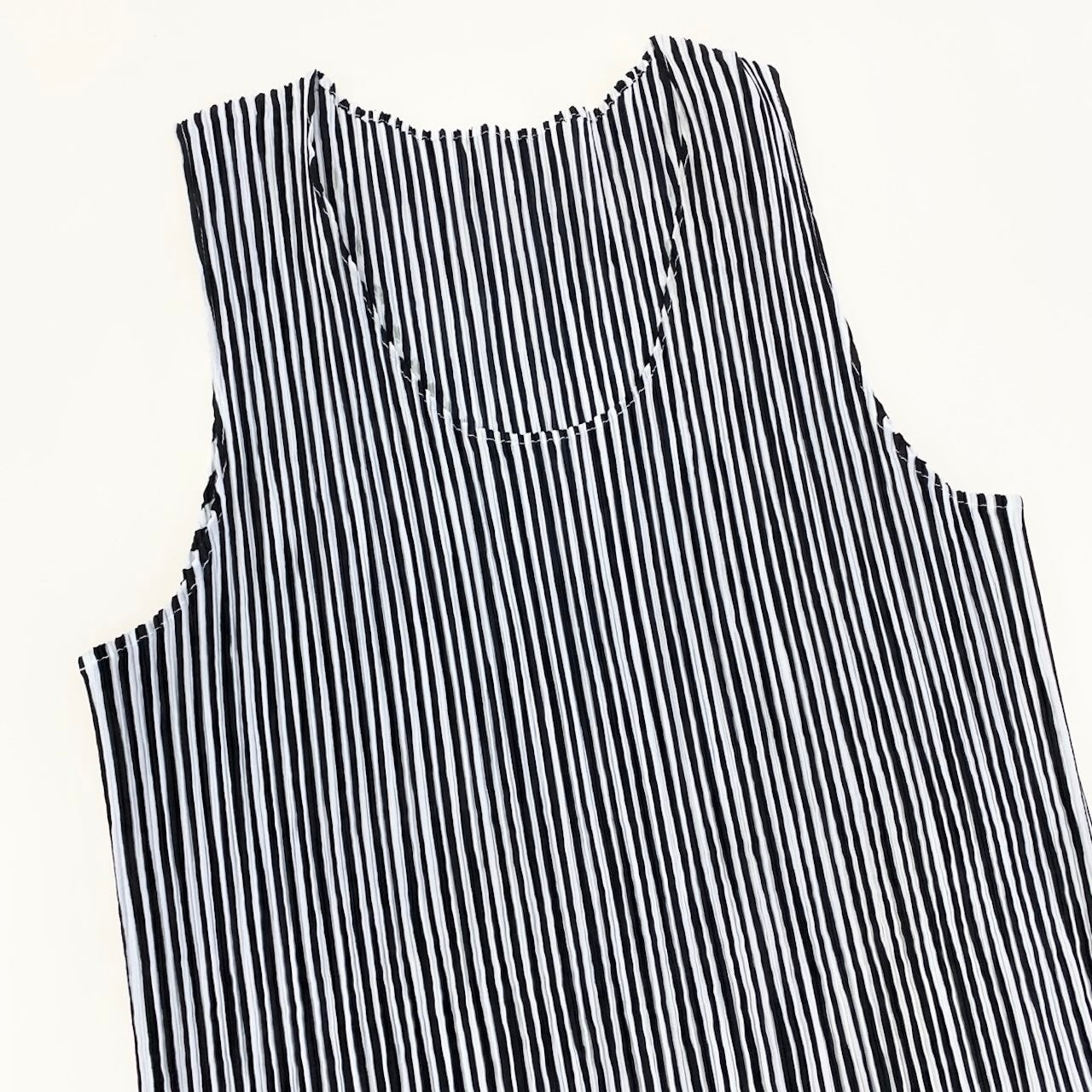 Af9 ISSEY MIYAKE プリーツカットソー ノースリーブカットソー ストライプ IM84-FJ606 Mサイズ ホワイト ブラック ポリエステル100％ レディース 女性用u02t