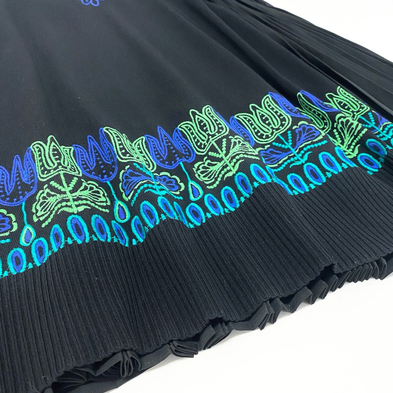 28k29 TOKUKO 1er VOL トクコプルミエヴォル フレンチスリーブ ニットワンピース プリーツ切替 身幅ゆったり○ フロント刺繡 レディース 女性用 ９ ブラックu02t