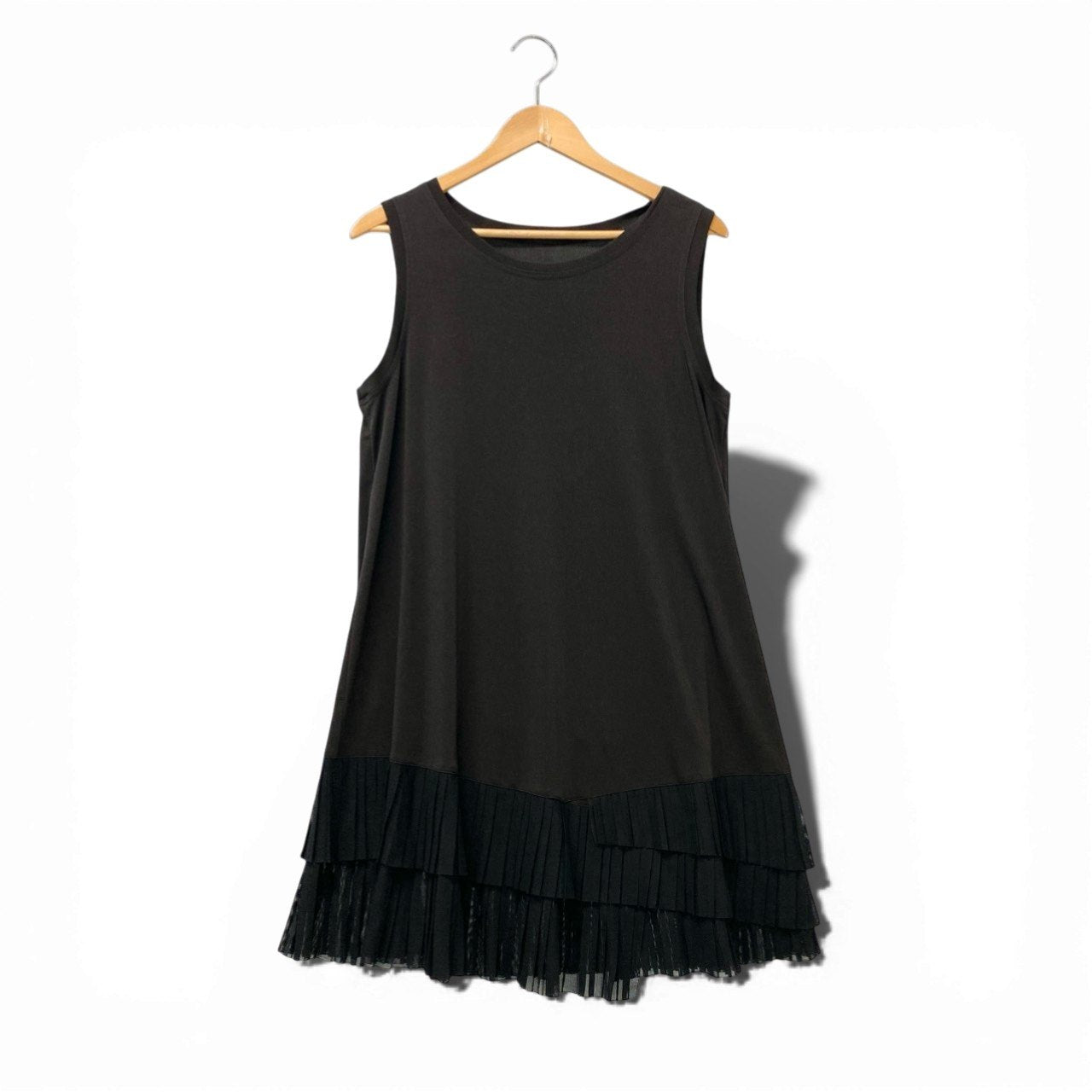 87c6 TOKUKO 1er VOL トクコプルミエヴォル ノースリーブワンピース 膝丈 裾プリーツ レディース 女性服 日本製 サイズ9 ブラックu02t