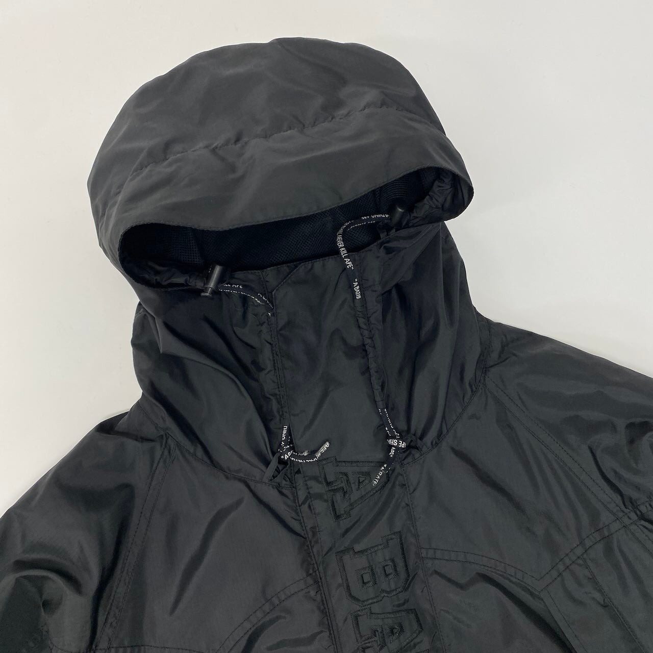 62e12 A BATHING APE アベイシングエイプ snowbord jacket スノーボードジャケット ナイロンパーカー フロントロゴ刺繍 サイズS ブラック メンズ 紳士服u02t