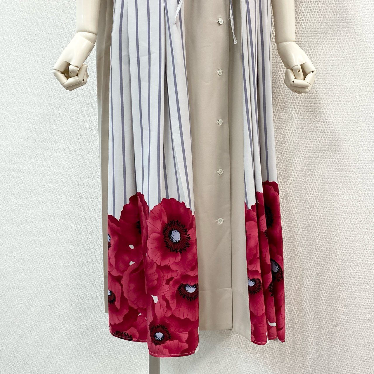 14f12-3 《未使用》定価￥33.000 ふりふ プリーツ加工 フラワープリント シャツワンピース F ベージュ ドレス タグ付き