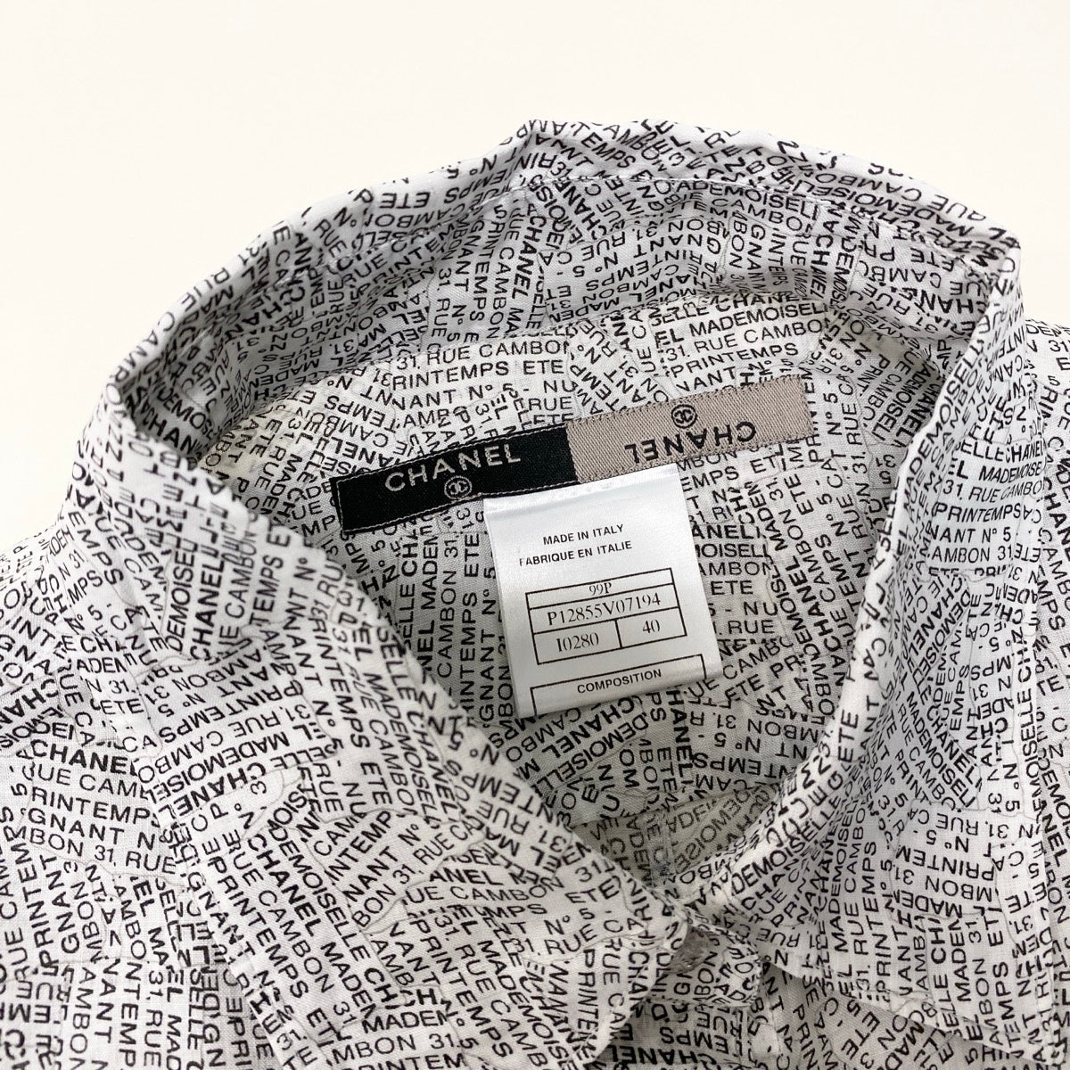Cf24 CHANEL 99P ロゴプリント ラミー 半袖シャツ ブラウス ニュースペーパー柄 P12855 40サイズ ホワイト ブラック リネン レディース 女性用ta2