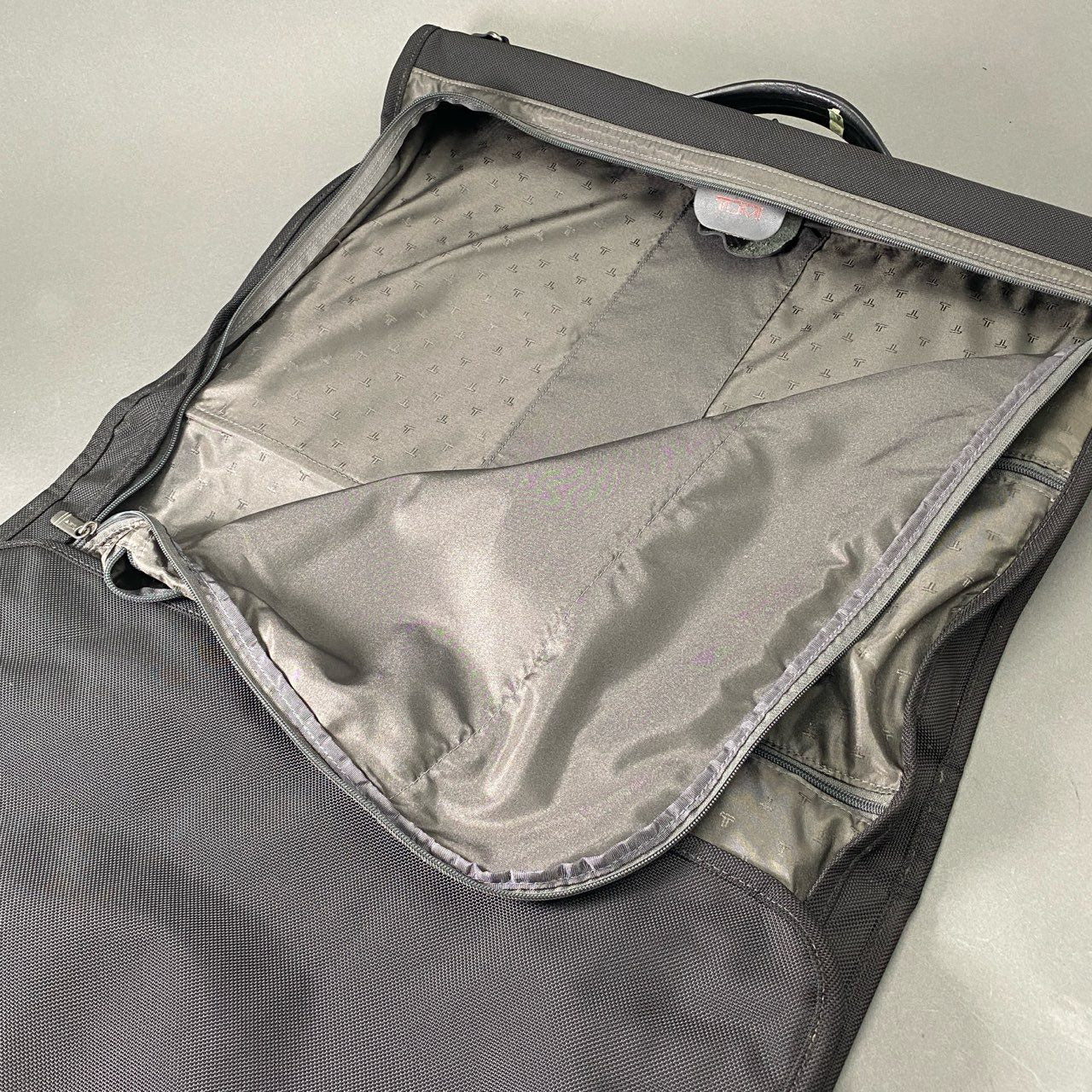 Ee14 TUMI トゥミ ALPHA TRI-FOLD CARRY ON GARMENT BAG アルファ ガーメントケース ブラック ビジネスバッグ スーツバッグ カバン